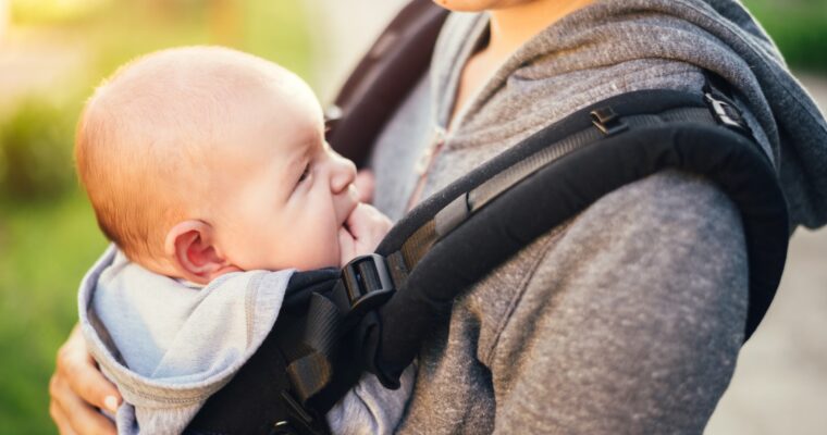 Jak powinno siedzieć dziecko w nosidle?