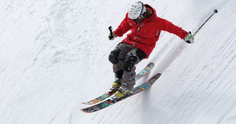 Jak wybrać dobrą kurtkę narciarską? Styl czy funkcjonalność?